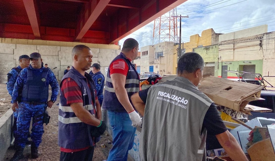 Prefeitura de Maceió volta a remover estruturas irregulares no Viaduto do Bonfim