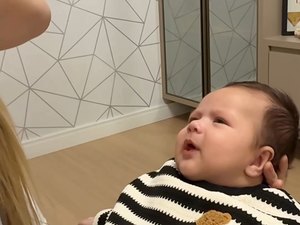 Reação de bebê ao ouvir mãe cantando emociona e viraliza nas redes sociais