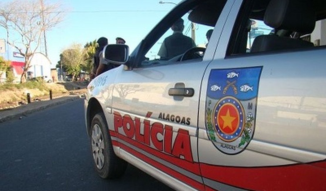 Homem é flagrado com faca durante abordagem policial em Maribondo