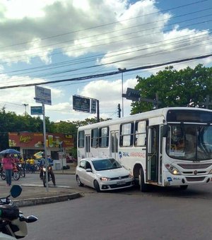 Ônibus e carro colidem e causam acidente em praça de Arapiraca