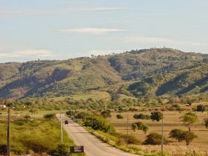 Veículo roubado é encontrado pela polícia na Serra das Pias em Palmeira