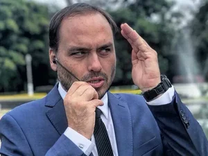 Carlos Bolsonaro é removido de grupo do WhatsApp da Câmara após operação da PF