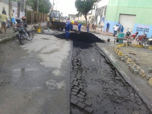 Prefeitura mantém pavimentação e intensifica fechamento de buracos em Arapiraca