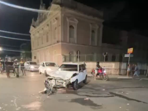 Carro invade estabelecimento comercial após batida na Praça Deodoro em Maceió