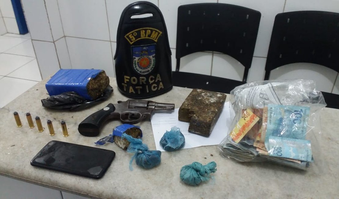 Suspeitos de tráfico de drogas são presos pela polícia em Maceió 