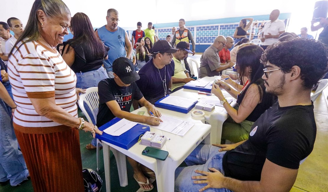 Universitários de Palmeira recebem carteirinhas do  programa Caminhos da Universidade