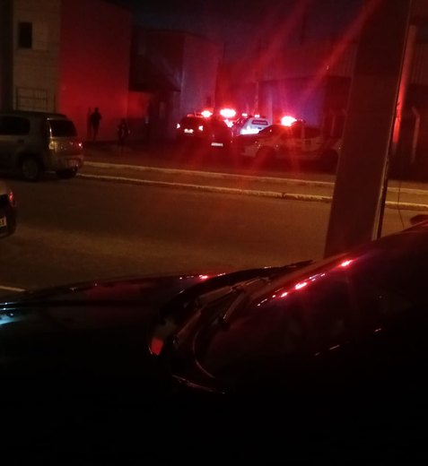 Homem é morto após abrir a porta do apartamento para suspeito no Benedito Bentes