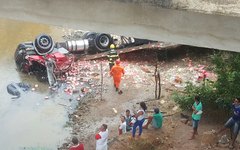 Motorista morre após tombamento de carreta na BR 101, em São Sebastião.