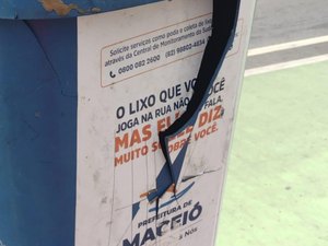 Cerca de vinte papeleiras são destruídas por ação de vândalos, em Maceió