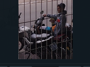 [Vídeo] Suspeito é flagrado furtando moto em frente a empresa de telemarketing, em Arapiraca