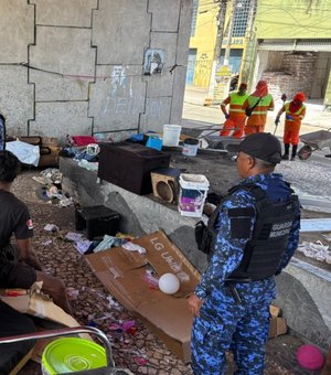 Dupla é presa com drogas e mandado em aberto em praça de Maceió