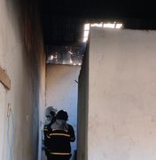 Bombeiros controlam incêndio que atingiu residência no bairro da Levada, em Maceió