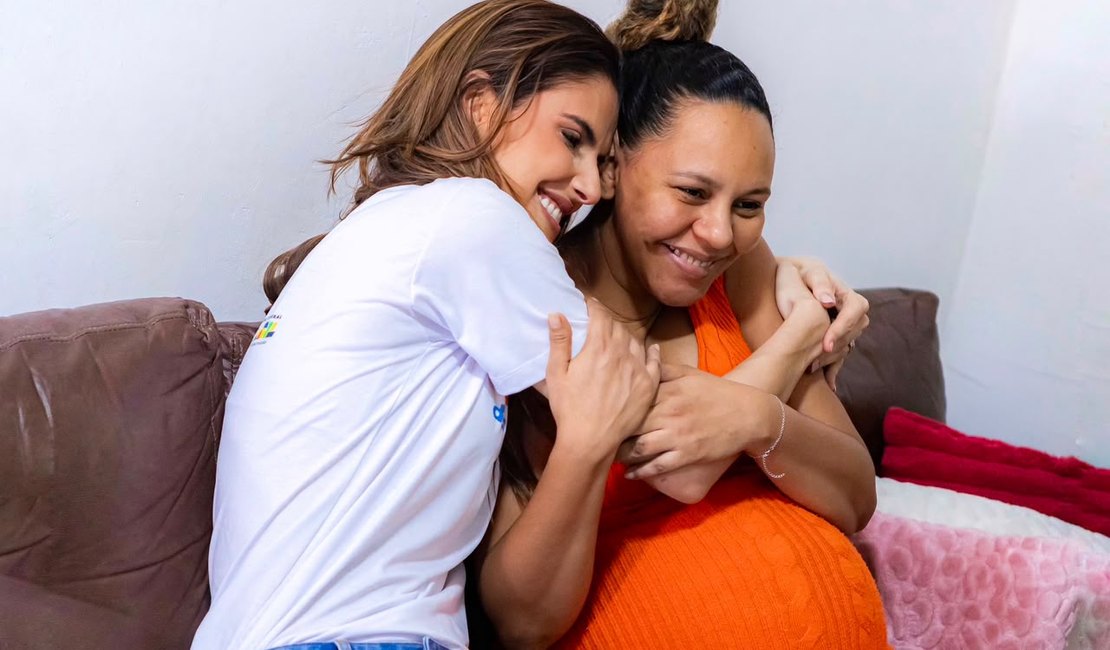 Marina JHC visita gestante e destaca compromisso do HC com o cuidado às mães