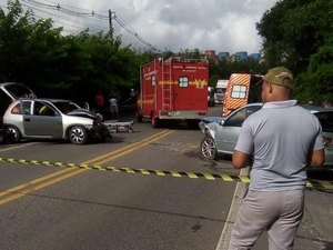 Acidente deixa criança ferida após colisão entre dois carros na Ladeira do Catolé