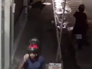 [Vídeo] Criminosos furtam motocicleta no Centro de Arapiraca 
