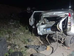 Colisão entre dois carros deixa um homem morto na AL-220 em Campo Alegre