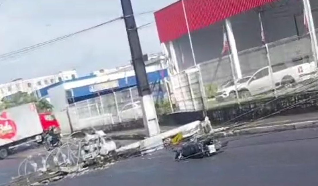 Carreta atinge fiação, deburra poste e motociclista pula para se salvar em Maceió