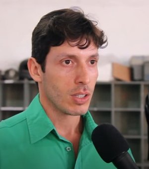 [Vídeo] Após crise, Daniel Rocha volta a cobrar medicação ao Estado para tratar problema de pele