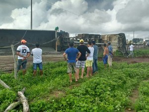 [Vídeo] Motorista perde controle e carreta carregada de brita tomba na AL-115