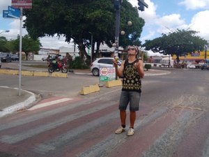 Malabaristas se apresentam nos semáforos de Arapiraca