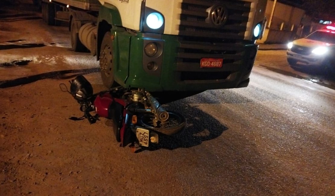 Motociclista fica ferido após colidir em caminhão, na AL-115, em Igaci