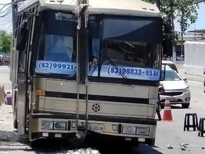 [Vídeo] Motorista perde controle de ônibus e colide com poste no bairro do Feitosa