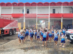 Corpo de Bombeiros recebe visita de 600 crianças em comemoração ao Dia do Soldado