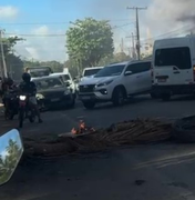 Moradores de Ipioca fazem novo protesto por falta de água e interditam AL-101 Norte