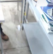 [Vídeo] Esgoto invade salas e aulas são suspensas em escola de Campestre