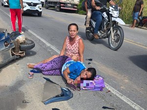 Moto colide na traseira de caminhão e deixa mulheres feridas em Maragogi