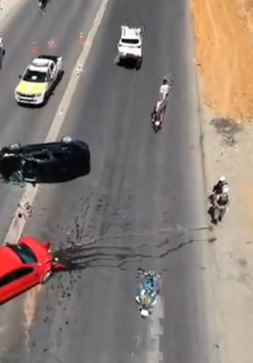 Colisão entre carros termina em capotamento com feridos em Arapiraca