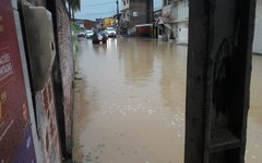 Ruas de Maragogi ficam alagadas com as fortes chuvas