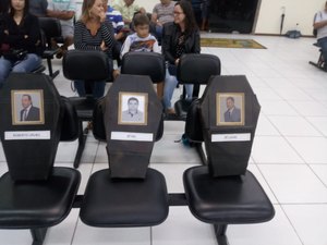 Servidores colocam caixões do prefeito e de vereadores em sessão da Câmara