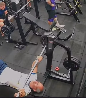 Homem morre após ser atingido por barra de supino em academia de Olinda