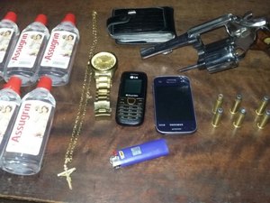 Após fugir da polícia, homem é preso no bairro Canafístula com revolver e loló