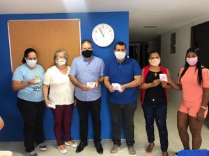 Léo Loureiro distribui máscaras de tecido que foram doadas pelo Itaú e deputado federal Arthur Lira
