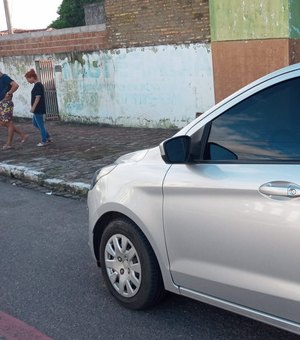 Mulher deixa carro estacionado em rua no Alto do Cruzeiro e ao retornar, encontra veículo arrombado