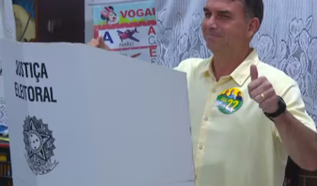 Flávio Bolsonaro é o primeiro presidenciável a votar