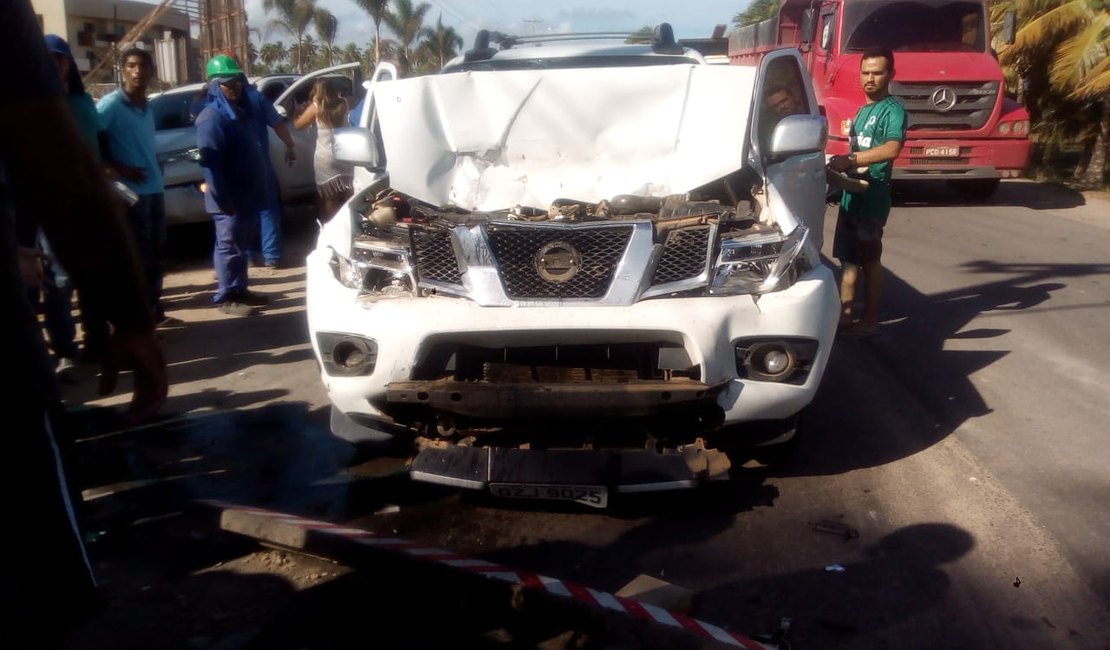 Colisão entre carro e caminhão deixa uma pessoa ferida em Japaratinga