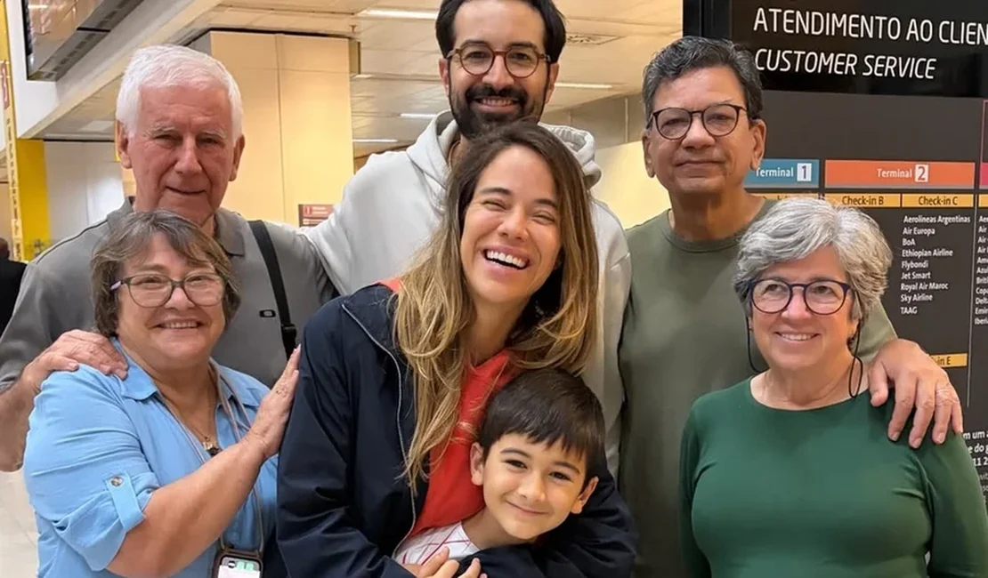 Atriz Miá Mello chega ao Brasil após ficar “presa” no Catar