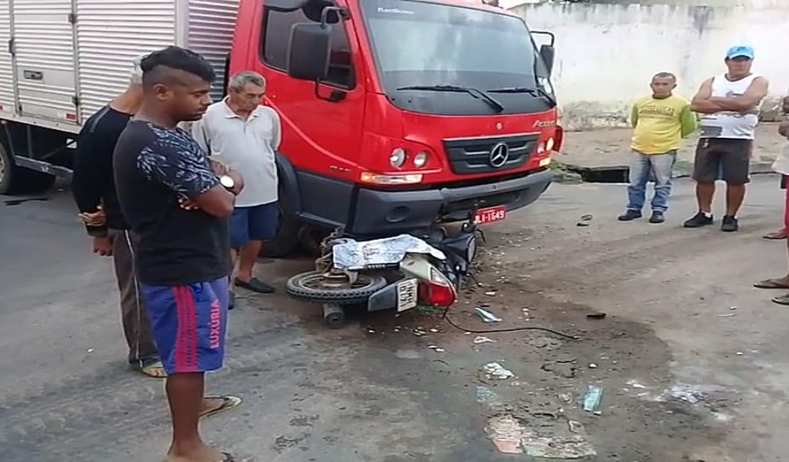 Caminhão colide em motocicleta e deixa idoso ferido, em Arapiraca