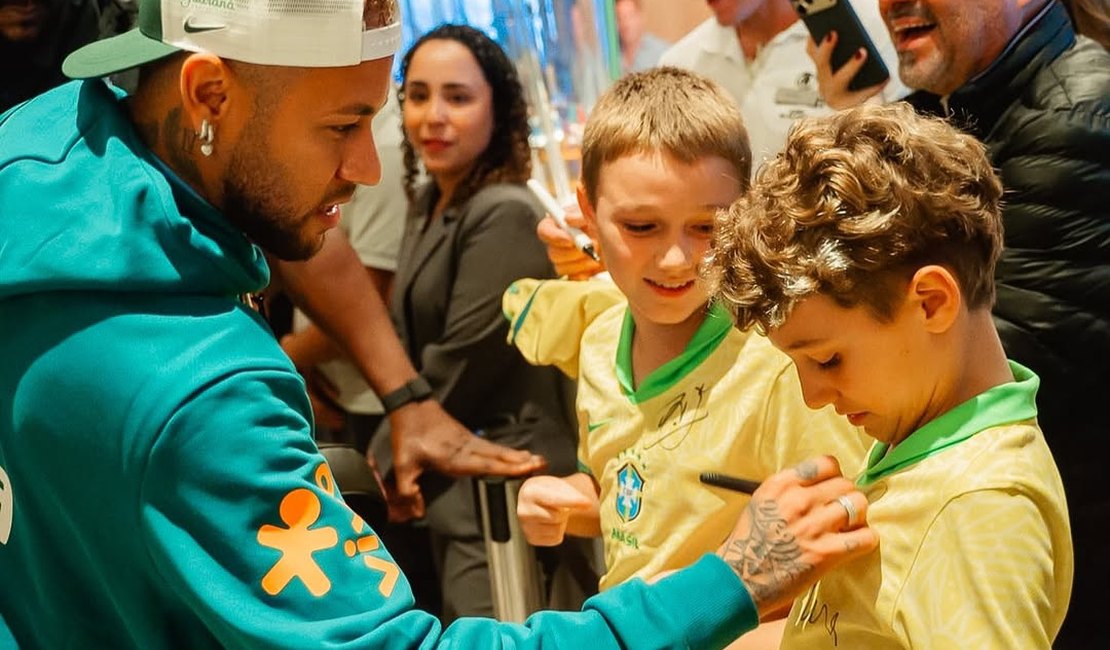Com apoio de torcedores, Seleção Brasileira chega a hotel no Rio