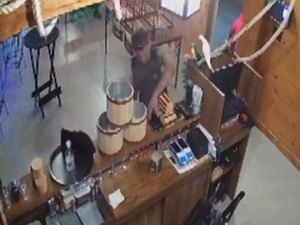 [Vídeo] Ladrão furta celular na “cara de pau” em estabelecimento de Maragogi