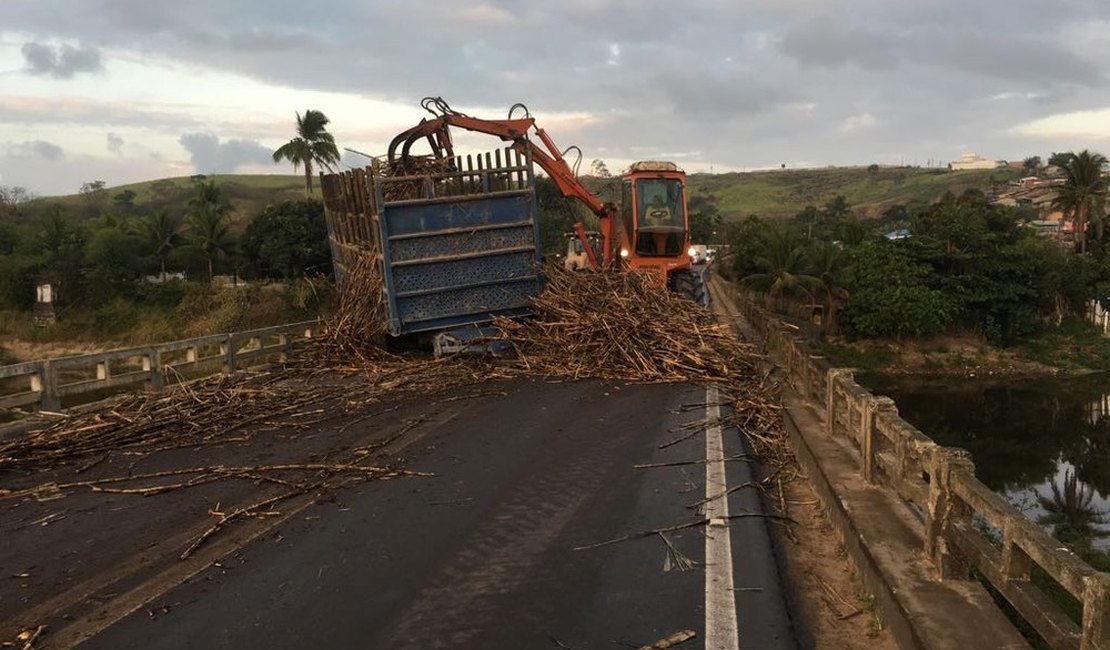 Caminhão carregado com cana-de-açúcar tomba em ponte na Chã do Pilar