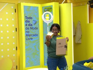 Ana Paula presenteia Milena com perfume da Moschino;  Samira acompanha cena.