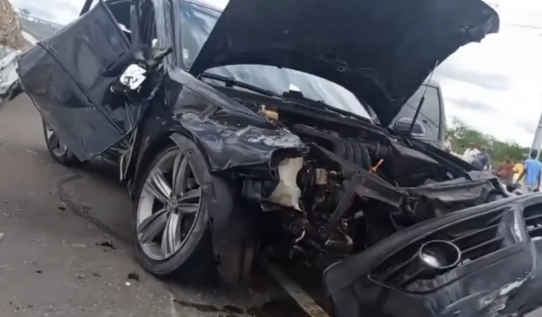 Motorista perde controle e bate carro em mureta na AL-220, em Jacaré dos Homens