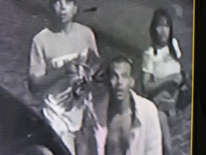 [Vídeo] Polícia chega a arrombadores de carro após imagens de segurança