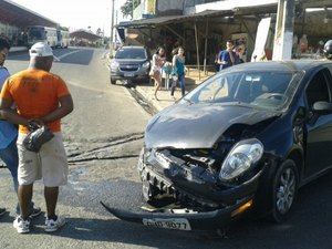 Condutor embriado desrespeita sinalização e provoca acidente