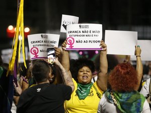 Manifestantes vão às ruas contra PL que equipara aborto a homicídio