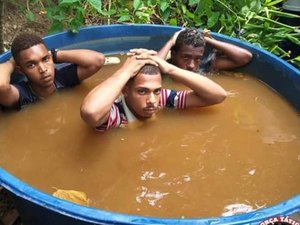 Suspeitos de tráfico são presos dentro de caixa d'água em morro